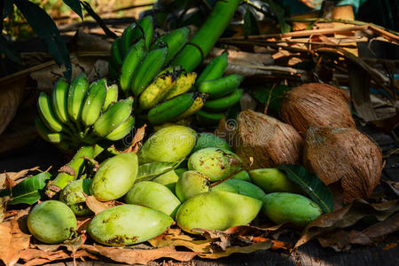 青芒果配香蕉和椰子干叶