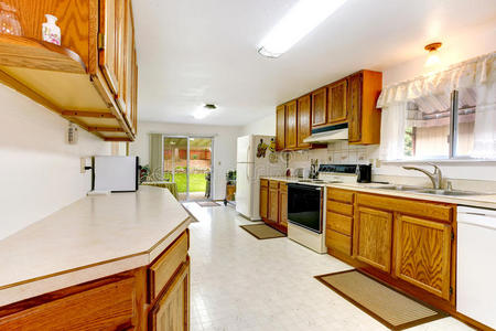 白色厨房与木质储物组合图片
