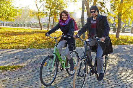 骑自行车的年轻夫妇