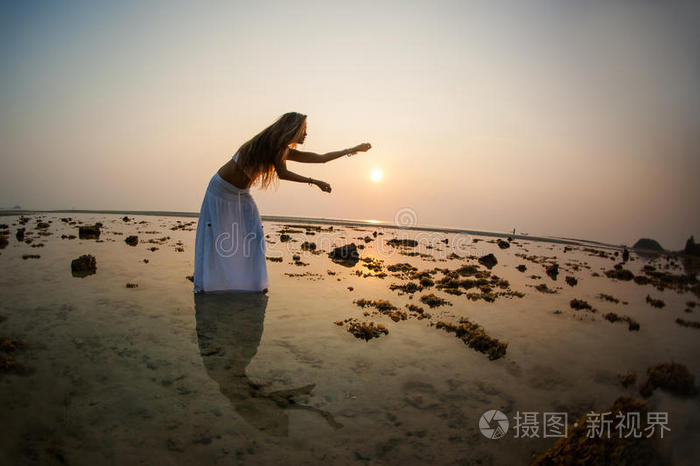 在海滩上跳舞的美女