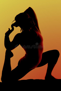 女模特以强大的瑜伽姿势展示力量