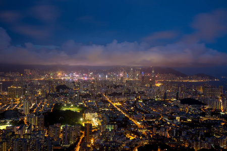 一个亚洲大城市，夜晚到日出，街上灯火辉煌，天际线