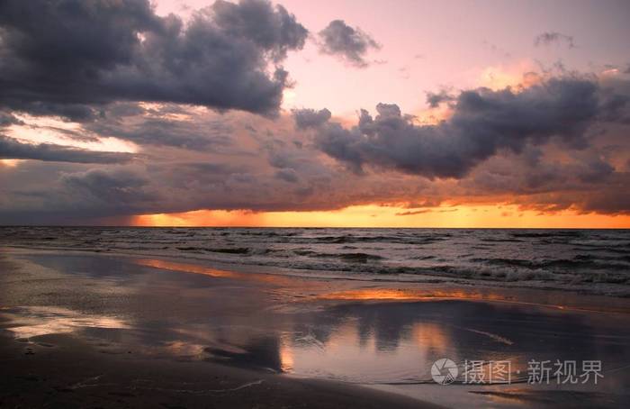 在里加湾岸边的夏夜