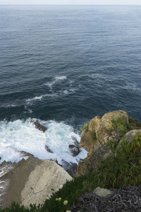 风景优美的悬崖鸟瞰被海浪击中的岩石西班牙坎塔布里亚海