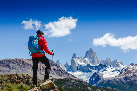 活跃的人在山上徒步旅行。 巴塔哥尼亚菲茨罗伊山。 登山运动生活方式概念