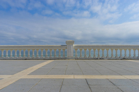 海滨长廊在德拉萨迪内罗海滩的景色与石栏杆和大海的背景桑坦德西班牙