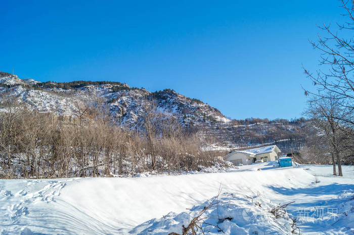 冬天的山景,晴天下雪