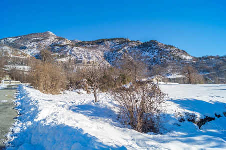 冬天的山景，晴天下雪