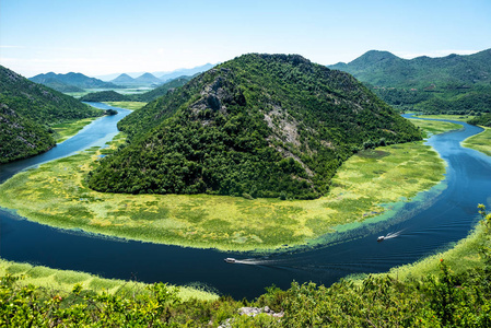黑山共和国蓝色弯曲的克诺耶维奇河山景观