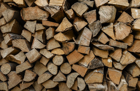 木柴堆积成一排。用于加热