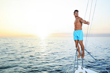 年轻的有钱人在游艇上享受日落