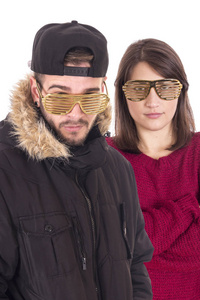 年轻夫妇戴着白色背景的金色太阳镜的肖像。