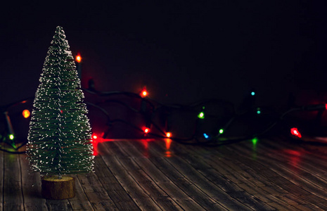 新年树在黑暗的背景和花环圣诞背景