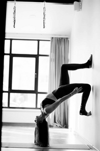 年轻灵活的女人在健身房做瑜伽