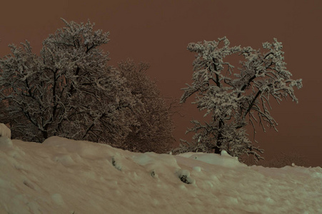 夜晚的山景和雪