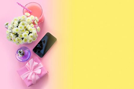 构图平躺礼物给女人。 现代小玩意手机玻璃鸡尾酒香水花束。 准备节日惊喜礼盒。 顶部粉红色背景