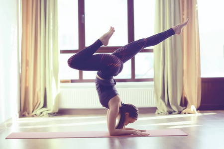 年轻灵活的女人在健身房做瑜伽