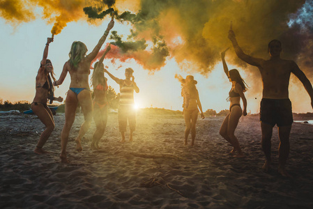 快乐的一群朋友在海滩上庆祝和玩，年轻人在暑假。
