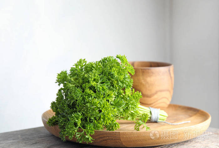 餐具和新鲜的绿色欧芹