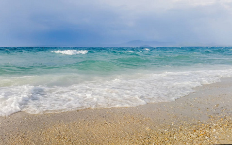 热带海景波在海滩上坠毁。 天空和大海