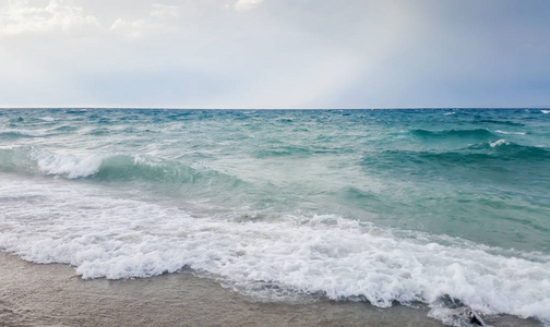 强烈的波浪在海滩上坠毁，美丽的海景。