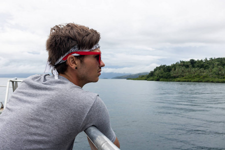 戴着墨镜戴着头巾的年轻人在斐济乘船观光