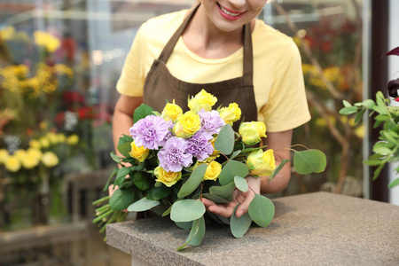 女花匠在花店的特写镜头中制作漂亮的花束