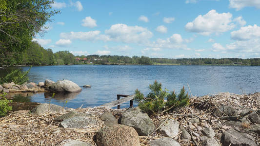 美丽的瑞典景观湖和岩石