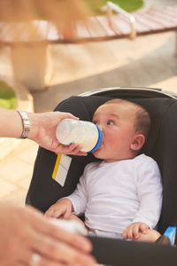 母亲给可爱的新生婴儿配方奶粉图片