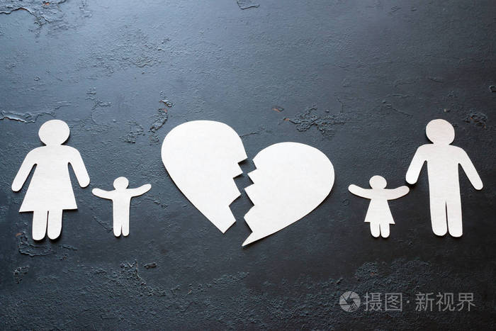 纸家庭和心碎概念离婚