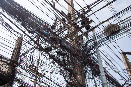 欠发达城市电线杆上杂乱纠缠的电线电缆