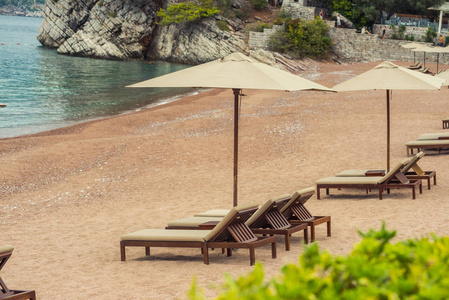 有雨伞和日光浴的贵宾海滩