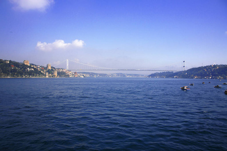 伊斯坦布尔Bosporus桥和RumeliHisar城堡