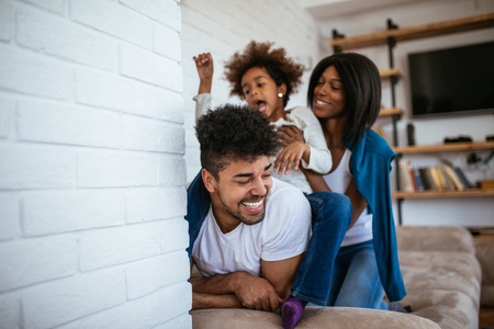 快乐的非裔美国人家庭在家玩得很开心。