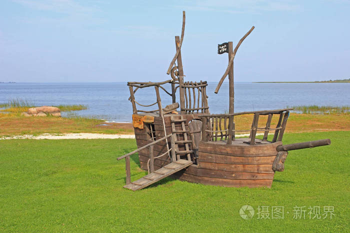 木制海盗船形状的儿童冒险游乐场在公园的佩普西湖岸边爱沙尼亚lyybni