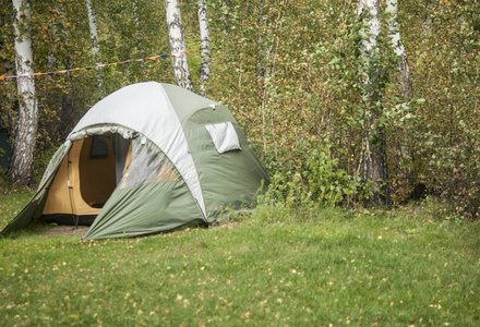 帐篷在森林背景下露营营地徒步旅行的概念。