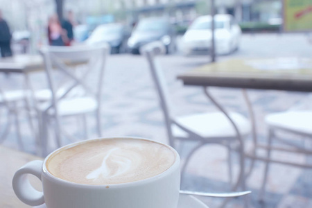 一杯咖啡作为早餐，在现代内部的咖啡馆，一份欧洲早餐