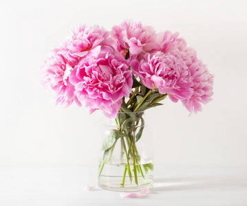 美丽的粉红色牡丹花束花瓶