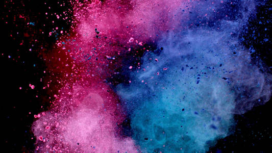 黑色背景上分离的彩色粉末的爆炸。 抽象彩色背景