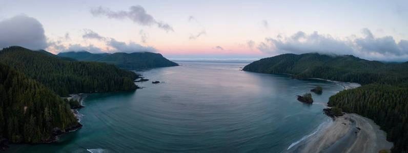 在一个充满活力的夏季日出期间，太平洋海岸的空中全景引人注目。摄于加拿大不列颠哥伦比亚省温哥华岛北部的圣约瑟夫湾。