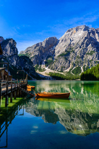 布列斯湖又名普拉格瑟威尔德西或拉戈迪布列斯位于意大利苏迪罗尔的多洛米特斯山脉。在高山湖上有典型的木船的浪漫地方。徒步旅行