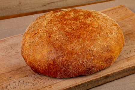 自制美味的面包在木制背景上