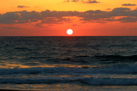 太阳在地中海的地平线上落下，结束了一天