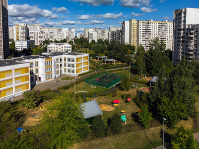 俄罗斯莫斯科有幼儿园和篮球场的住宅区