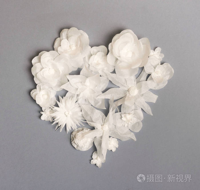 灰色背景的白色纸花心