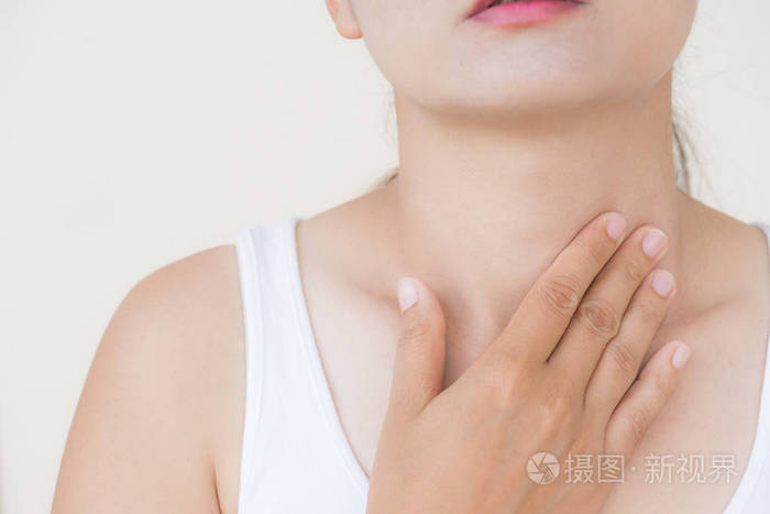 喉咙痛. 特写美丽的年轻女子的手触摸她生病的脖子.