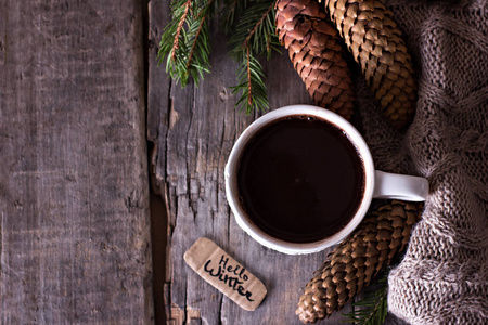 咖啡热可可热巧克力锥舒适的针织毛毯。 冬天新年圣诞节还活着。