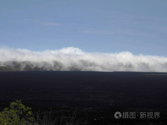 云层卷进了厄瓜多尔塞拉内格拉伊萨贝拉岛的火山口