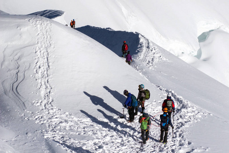 一群登山者从勃朗山下来