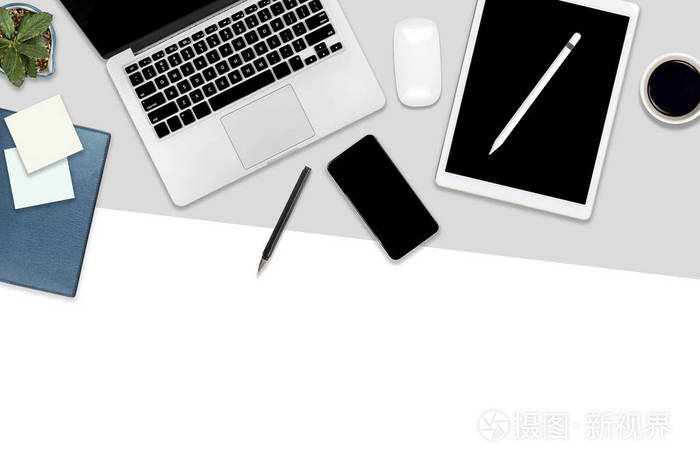 办公桌的平躺照片,配有笔记本电脑,数字平板手机和配件.